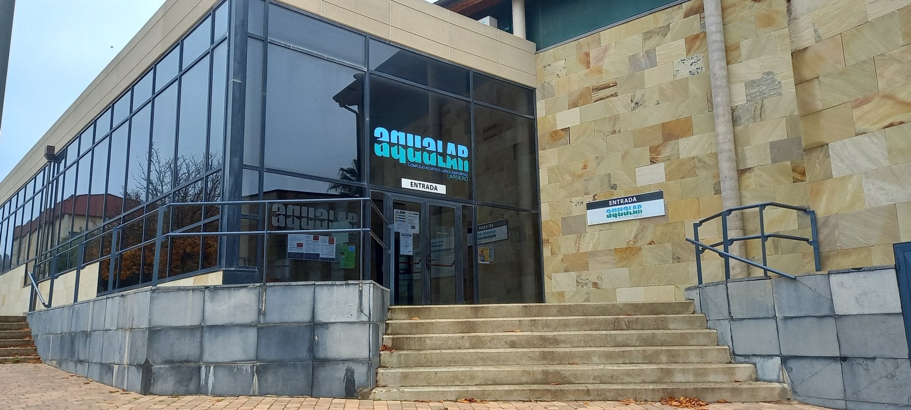 Entrada a las instalaciones del complejo deportivo Aqualar de Lardero. 