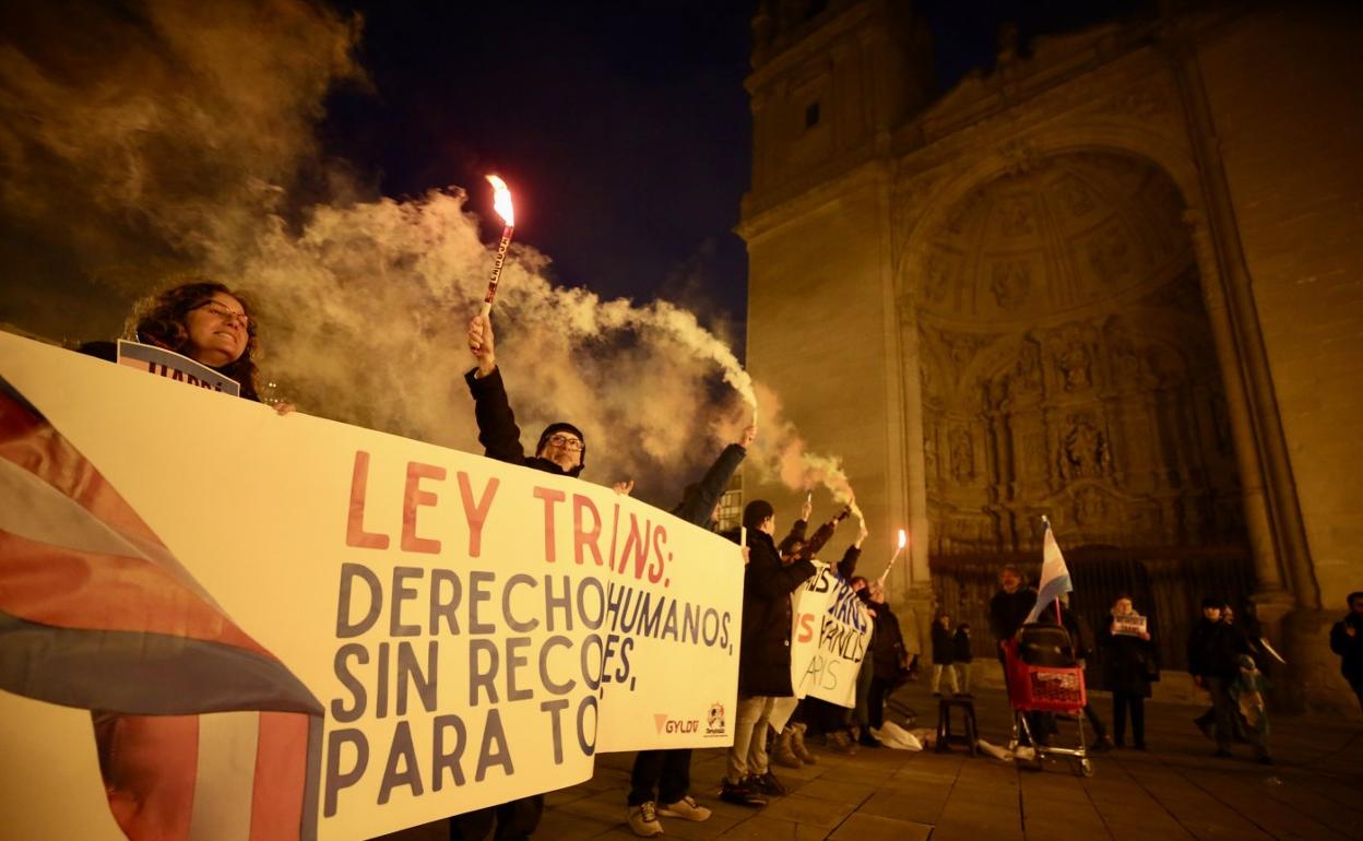 La concentración tuvo lugar ayer por la tarde en la plaza del Mercado. 