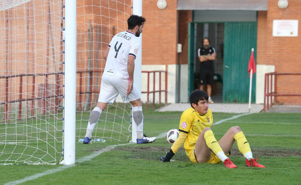 Julio Rico recoge el balón de la portería del Racing tras encajar un gol. 