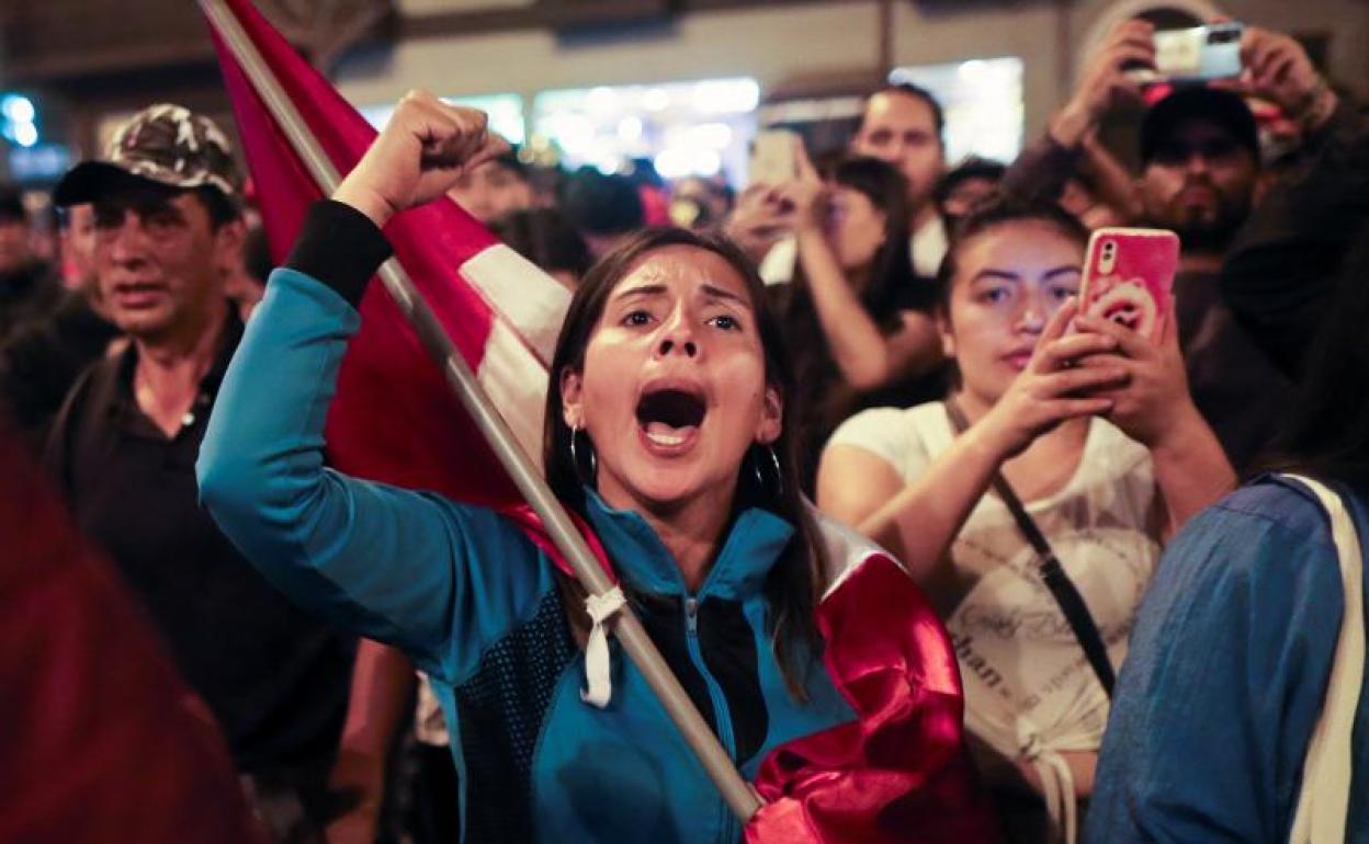 Simpatizantes de Castillo exigen en Lima el cierre del Congreso. 