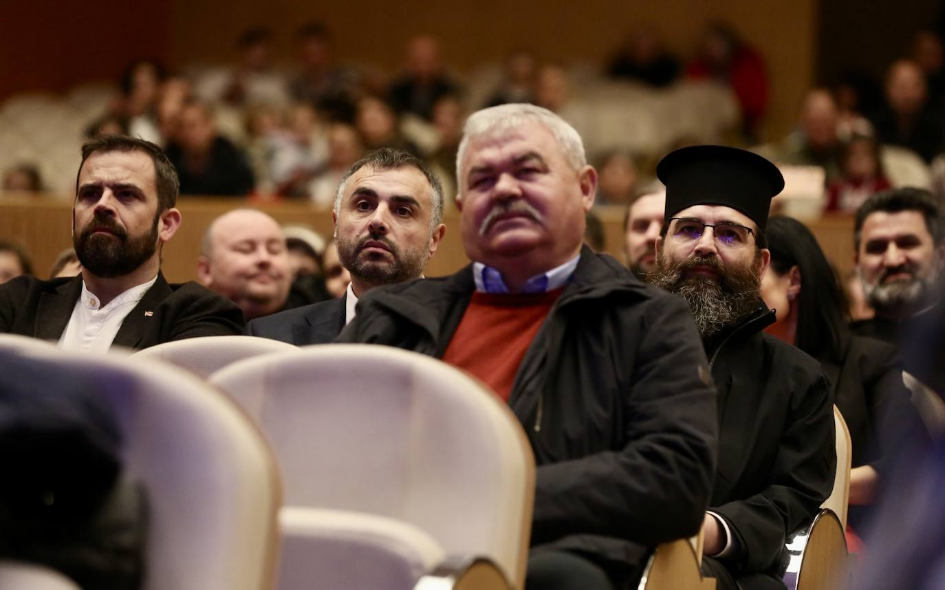 Fotos: Grupos de las parroquias ortodoxas rumanas cantaron en el auditorio de Logroño villancicos populares