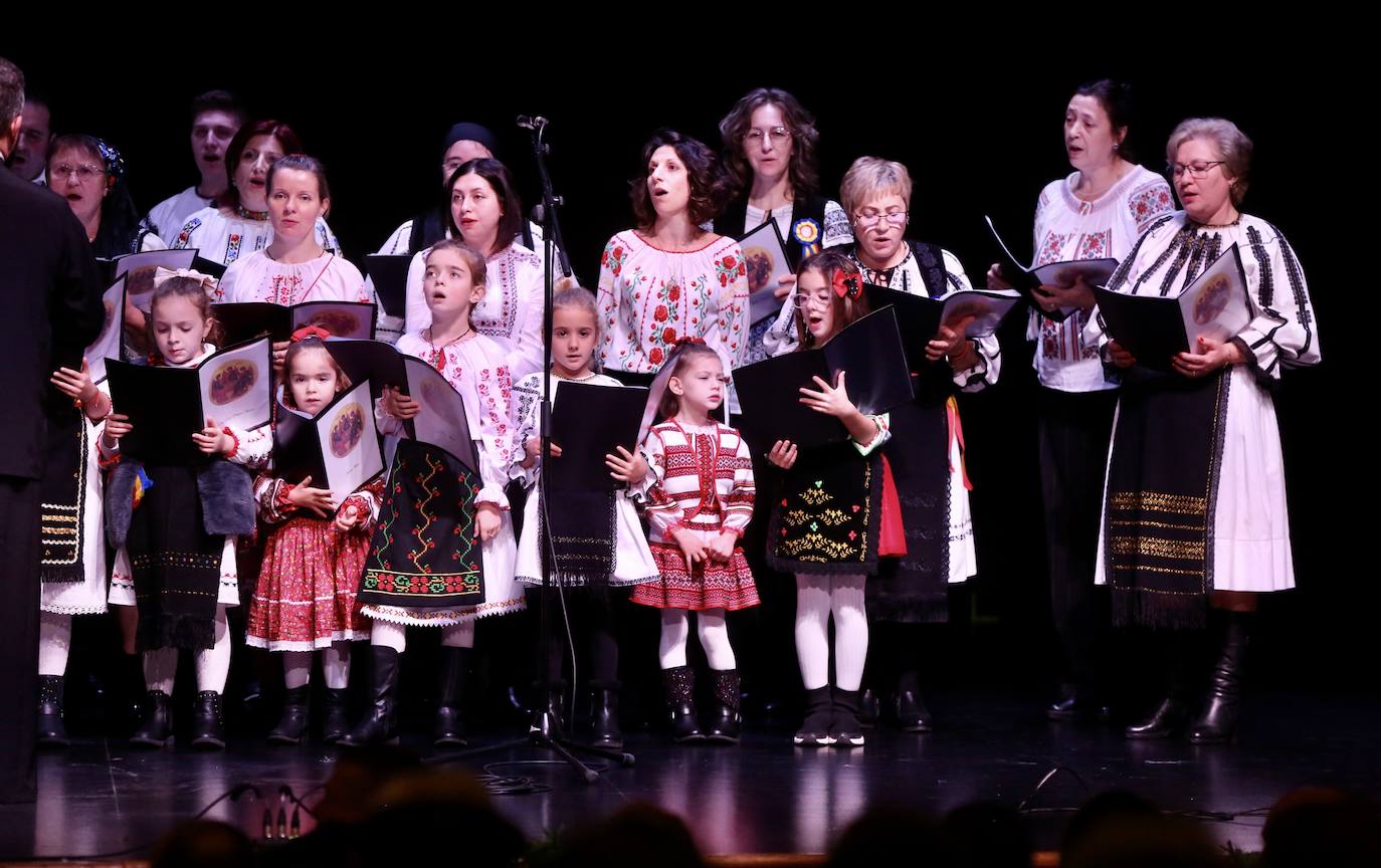 Fotos: Grupos de las parroquias ortodoxas rumanas cantaron en el auditorio de Logroño villancicos populares