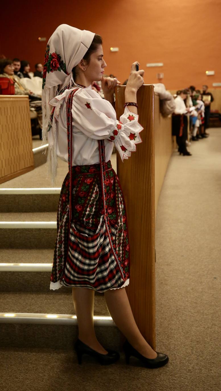 Fotos: Grupos de las parroquias ortodoxas rumanas cantaron en el auditorio de Logroño villancicos populares