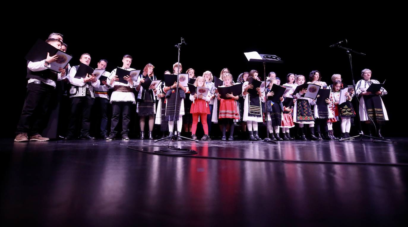 Fotos: Grupos de las parroquias ortodoxas rumanas cantaron en el auditorio de Logroño villancicos populares