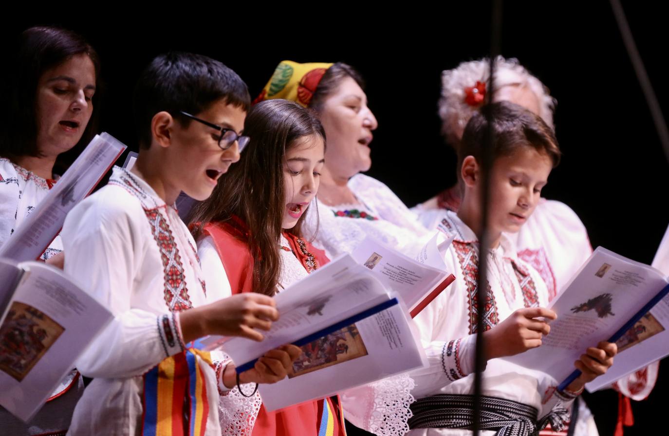 Fotos: Grupos de las parroquias ortodoxas rumanas cantaron en el auditorio de Logroño villancicos populares