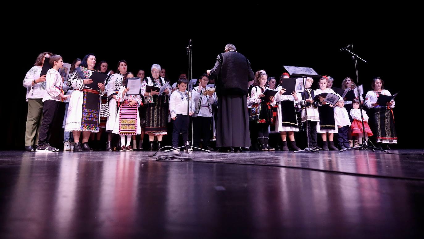 Fotos: Grupos de las parroquias ortodoxas rumanas cantaron en el auditorio de Logroño villancicos populares