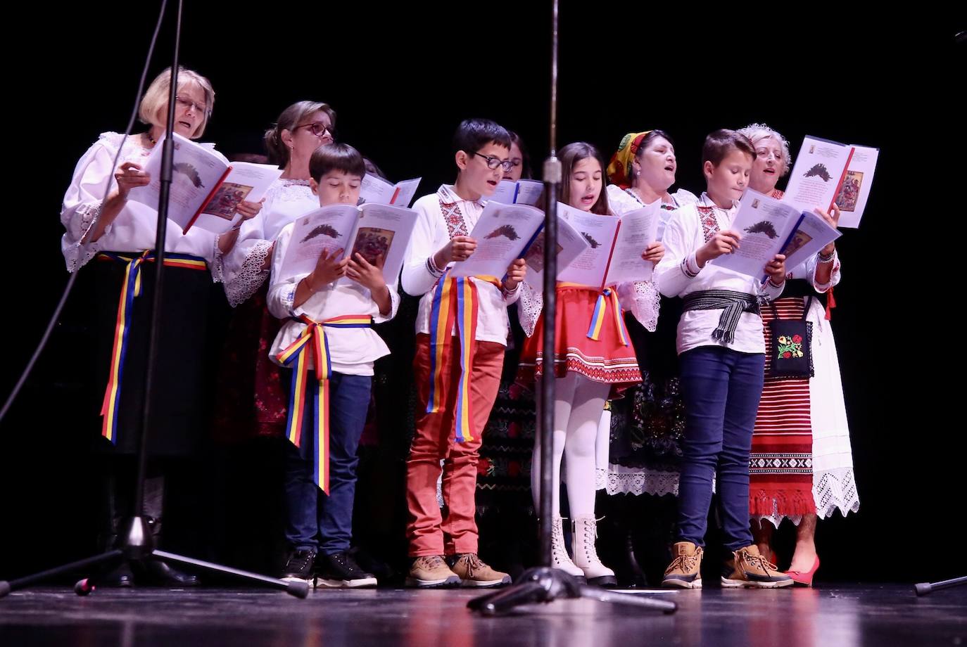 Fotos: Grupos de las parroquias ortodoxas rumanas cantaron en el auditorio de Logroño villancicos populares