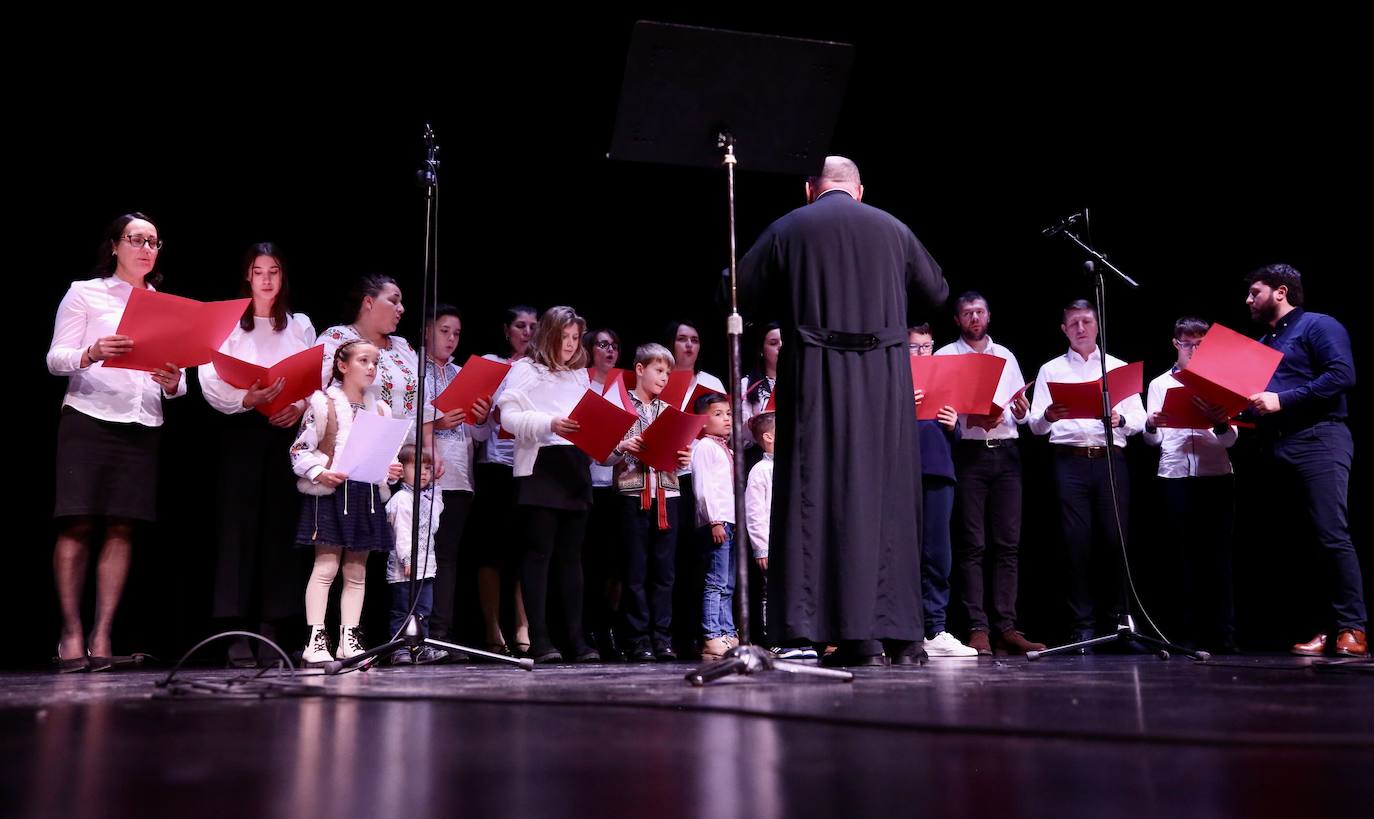 Fotos: Grupos de las parroquias ortodoxas rumanas cantaron en el auditorio de Logroño villancicos populares