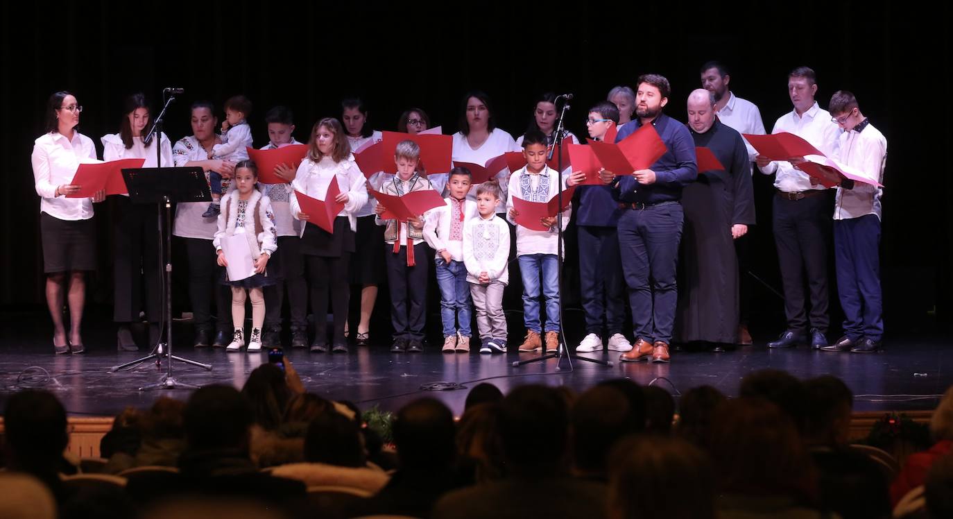 Fotos: Grupos de las parroquias ortodoxas rumanas cantaron en el auditorio de Logroño villancicos populares