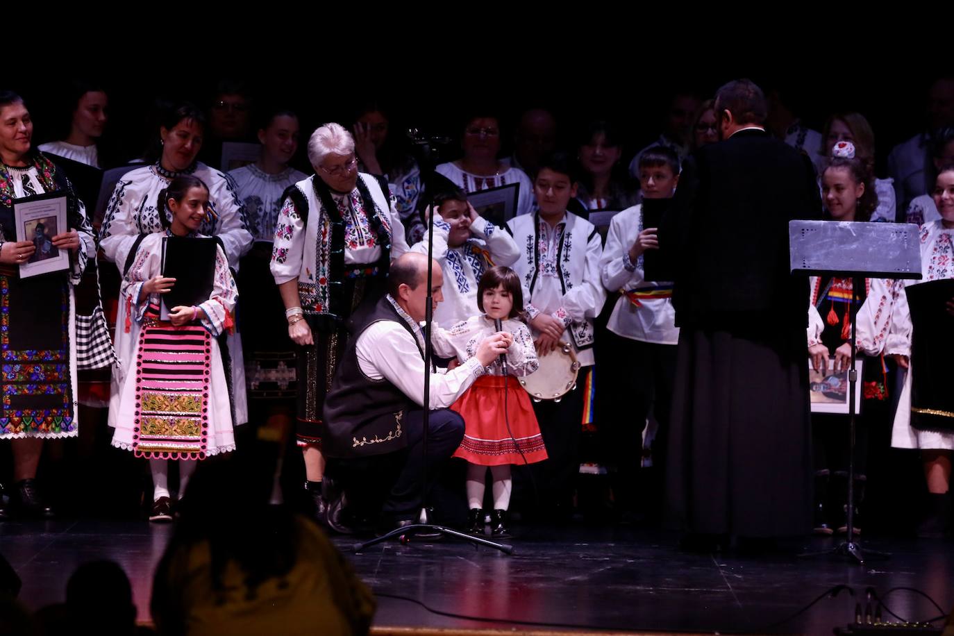 Fotos: Grupos de las parroquias ortodoxas rumanas cantaron en el auditorio de Logroño villancicos populares