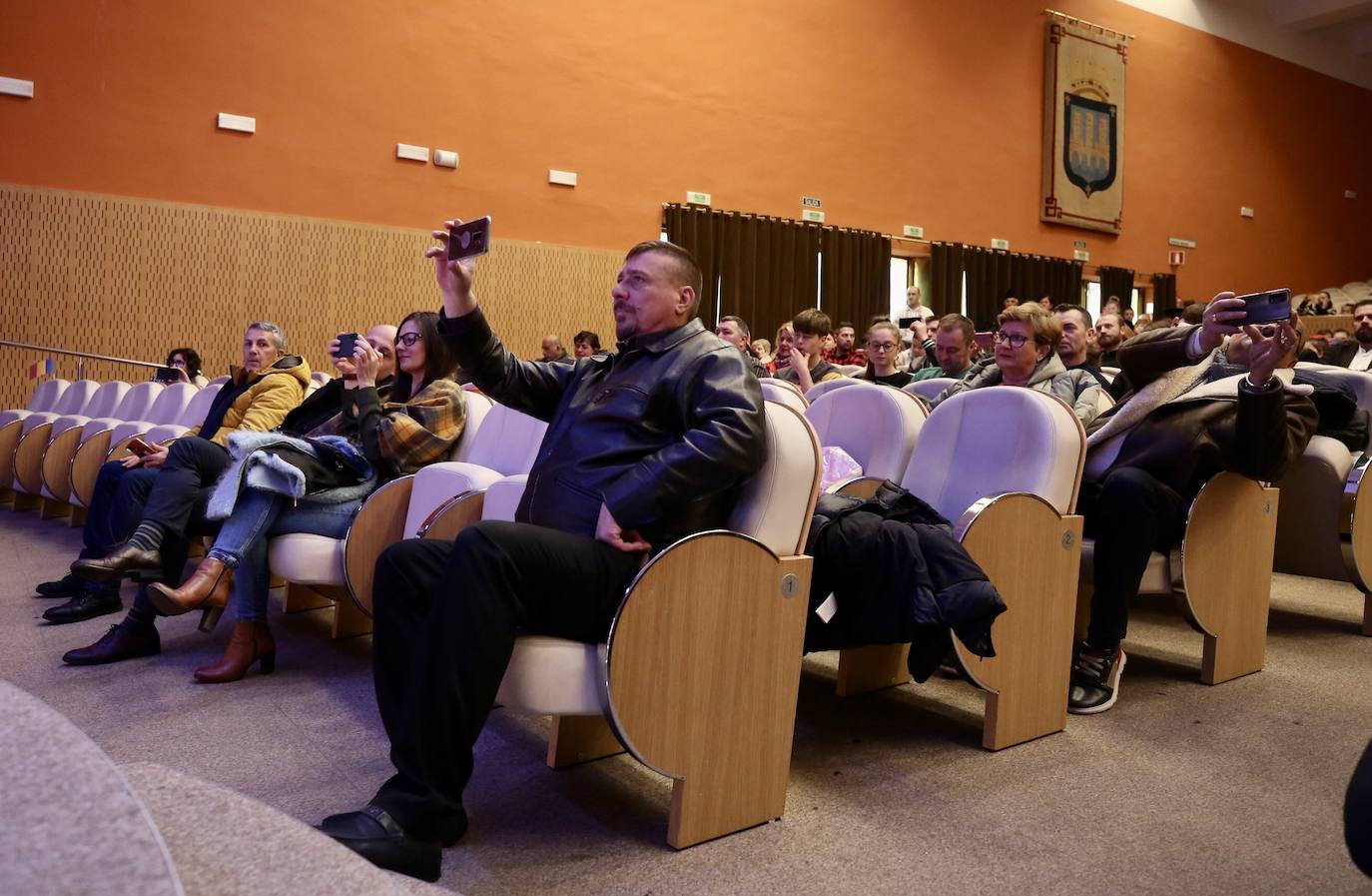 Fotos: Grupos de las parroquias ortodoxas rumanas cantaron en el auditorio de Logroño villancicos populares