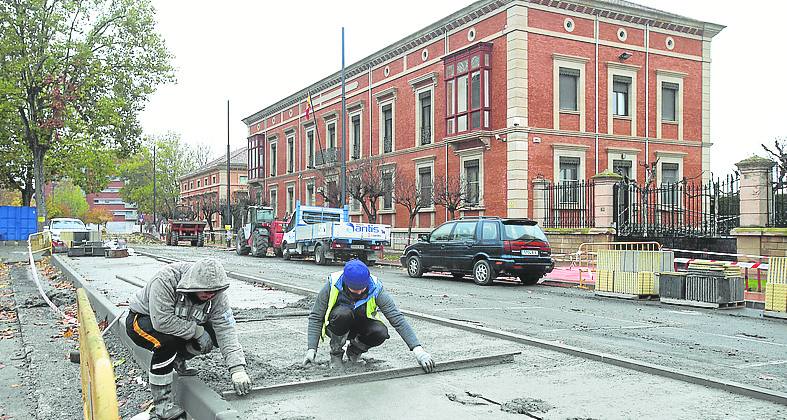 Trabajadores en la reurbanización de Comandancia. 