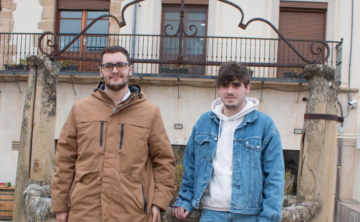 Rafael y Rubén, en el patio de la Escuela de Hostelería y Turismo de La Rioja. 