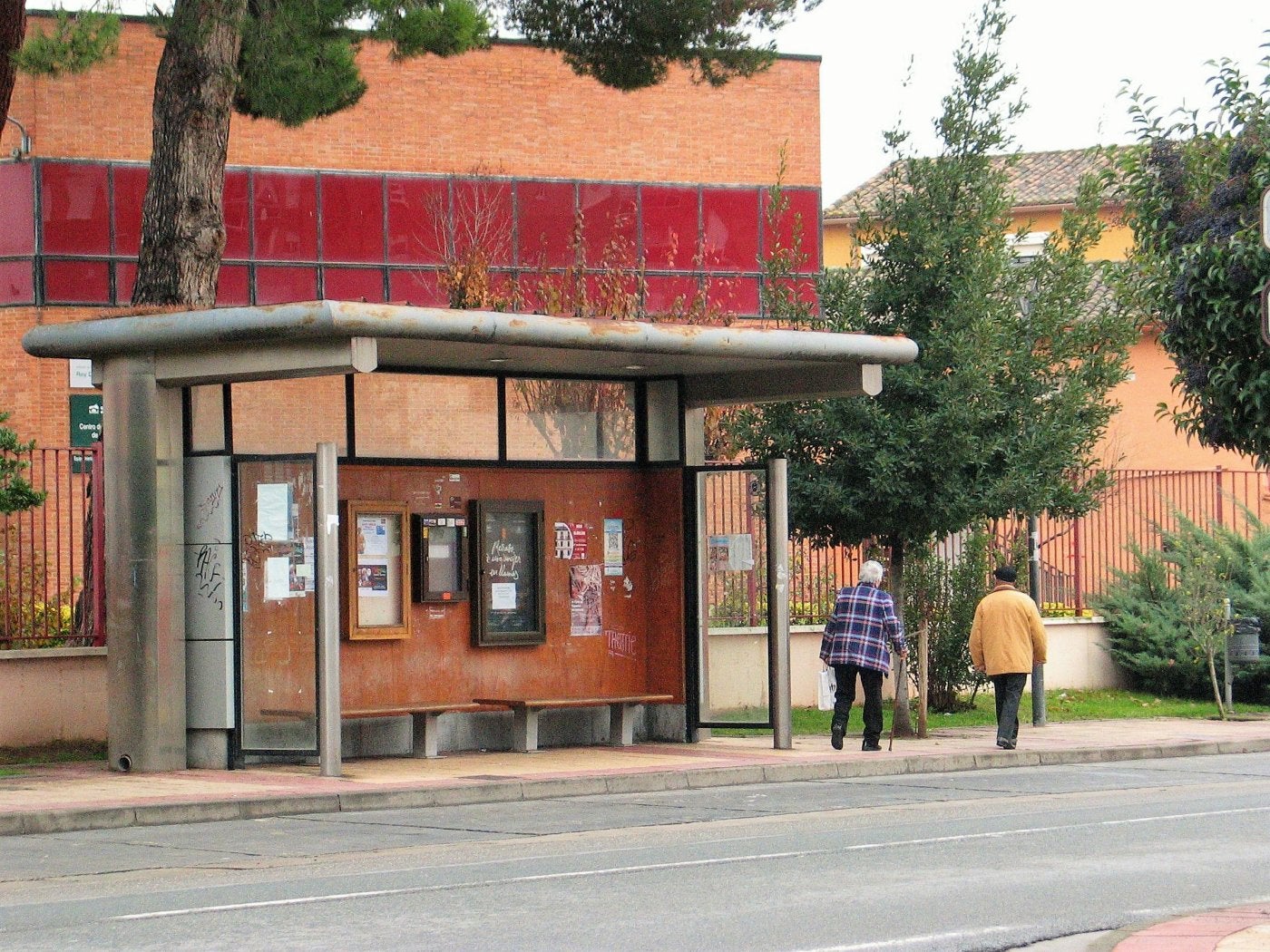 Parada del autobús de línea en los barrios altos de Nájera. 