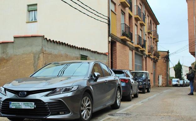 Imagen de un vehículo precintado junto al edificio registrado. 