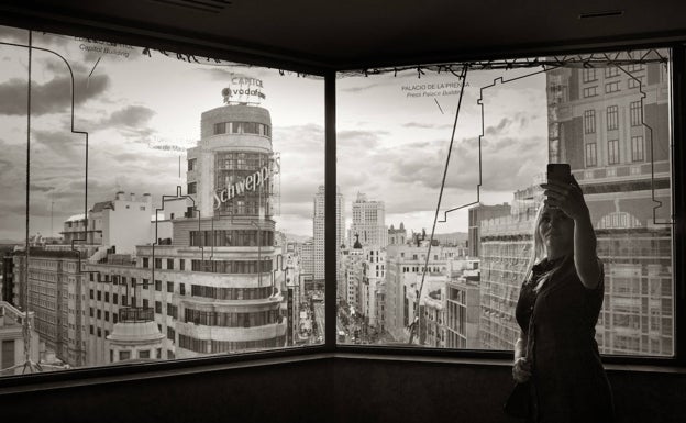 Imagen principal - 'Selfi en Pandemia' (arriba). Debajo, 'Reunión del club de amigos del espacio' (1958), y 'Edificio Capitol' (1958). 