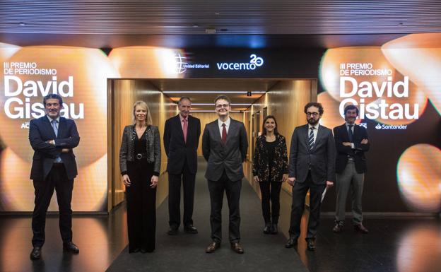 De izquierda a derecha, Julián Quirós, director de 'ABC'; Romina Caponnetto, viuda de David Gistau; Antonio García Ferrer, vicepresidente de la Fundación ACS; Juan Claudio de Ramón, columnista premiado; Maite Rico, presidenta del jurado; Joaquín Manso, director de 'El Mundo', y Bernabé Mohedano, Media and Digital Marketing en Banco Santander.