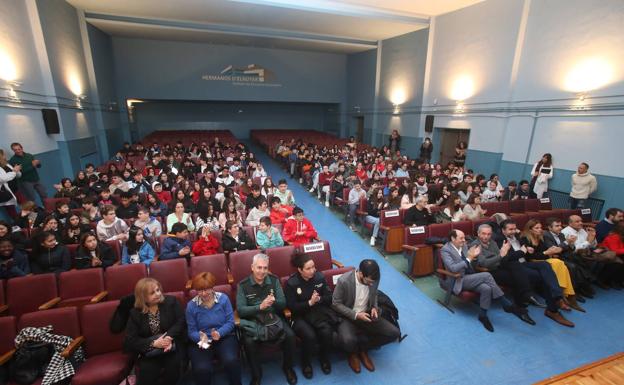 Galería. Jornada sobre los riesgos de las redes sociales en el IES D'Elhúyar