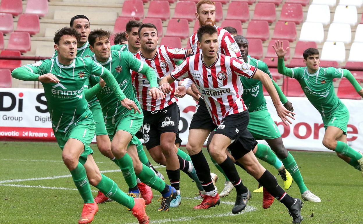 Un momento del partido entre la SD Logroñés y el Cornellá. 