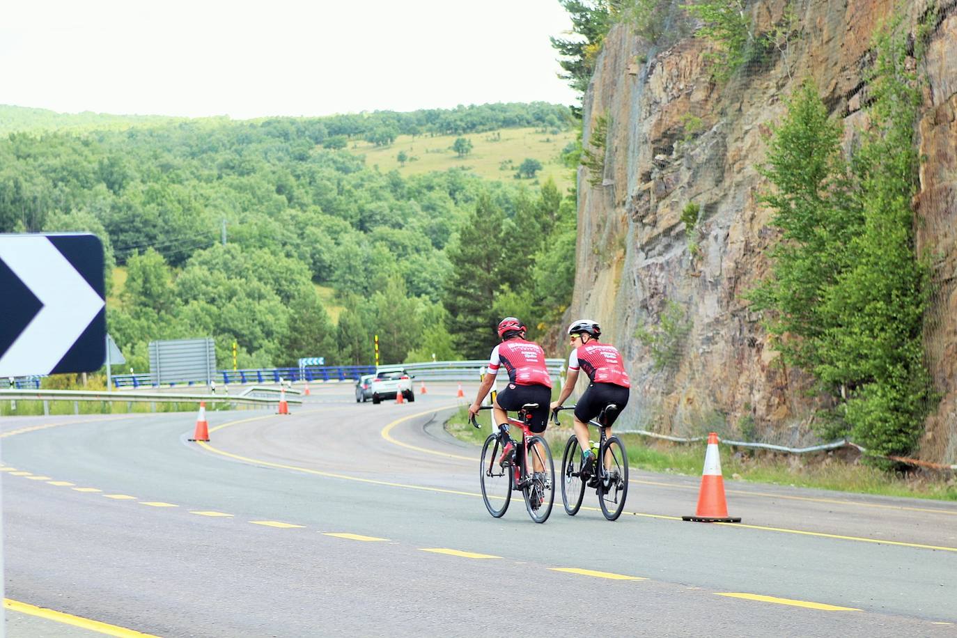 Dos ciclistas pedalean por la N-111 a su paso por Lumbreras. 