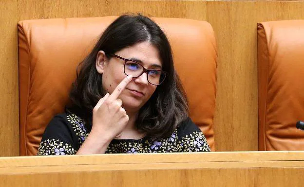 Raquel Romero, sentada en el Parlamento de La Rioja. 