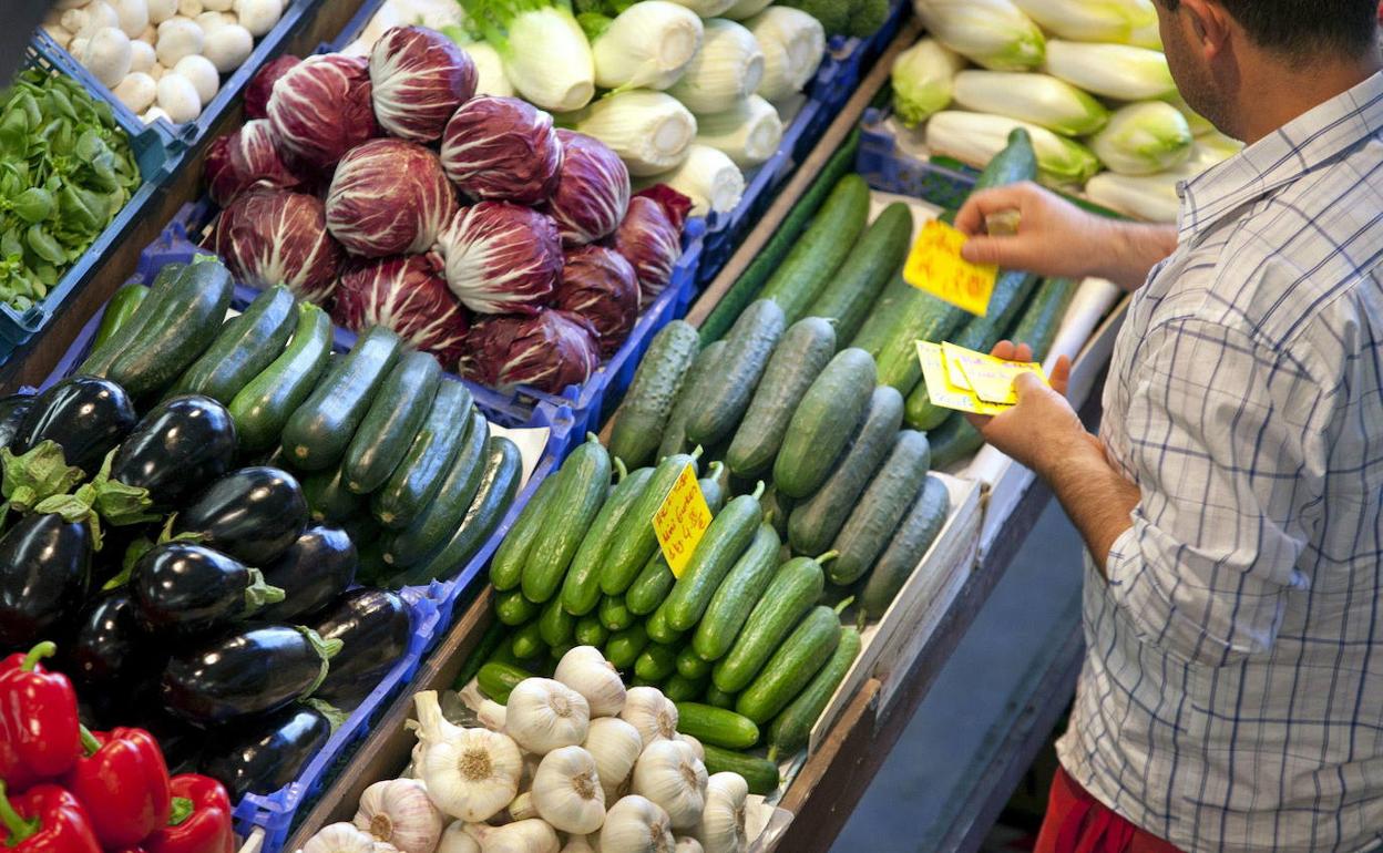 Los precios de los alimentos siguen por las nubes y anulan la rebaja de luz y gasolinas