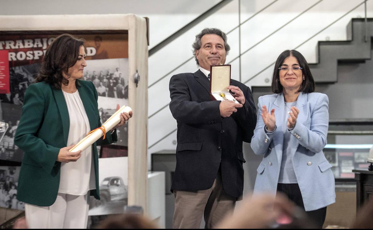 Andreu, González Suárez y Darias, en la entrega de la condecoración. 