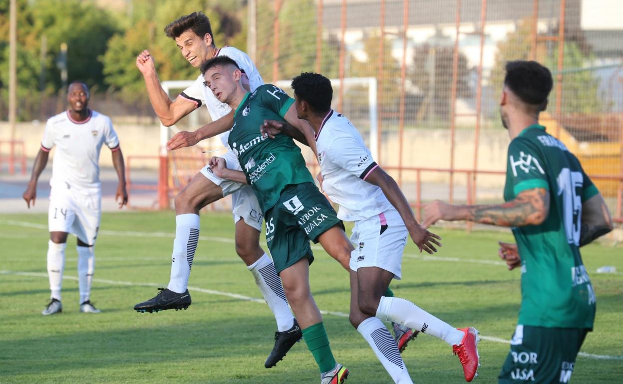 Racing Rioja y Alfaro, dos de los equipos riojanos, se enfrentaron en el primer choque del curso. 