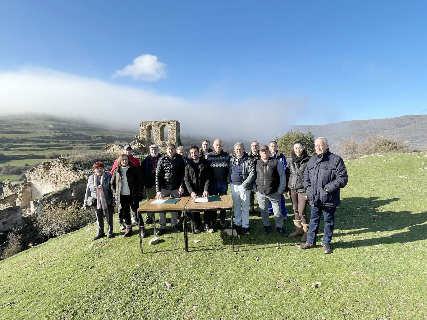 Vecinos de El Collado tras suscribir el convenio con el Ejecutivo regional. 