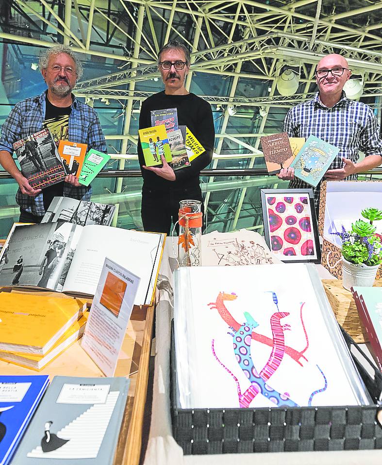 Imagen secundaria 2 - Javier de Sas, Elena San Miguel y los editores de Alkibla, Pepitas y Coco Press, durante la feria. 