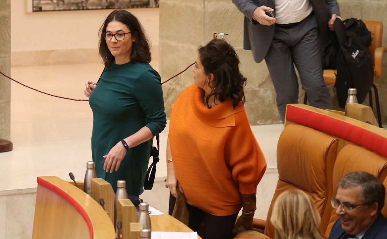 Romero pasa frente a Andreu en el Parlamento. 