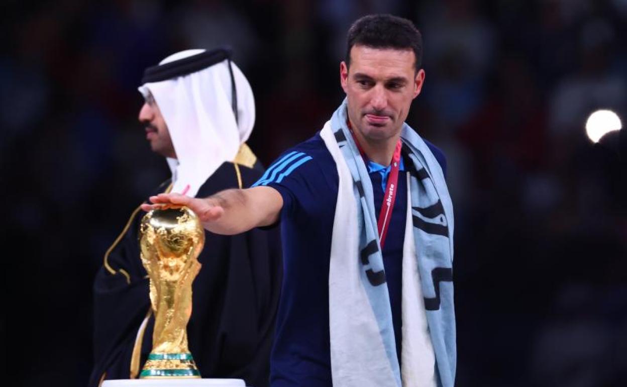 Lionel Scaloni toca el trofeo de la Copa del Mundo. 