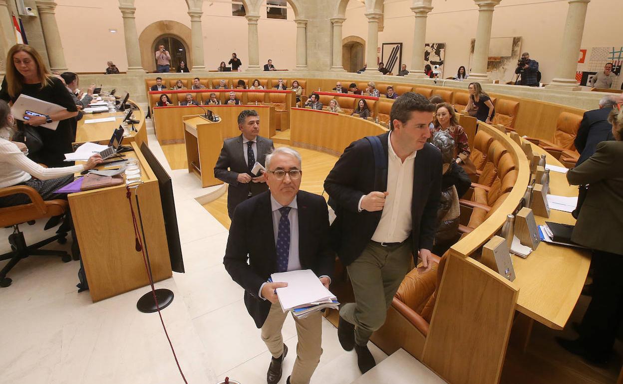 Los diputados del PP abandonan el pleno. 