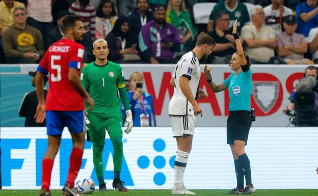 Stéphanie Frappart, primera mujer en arbitrar en la Copa del Mundo.