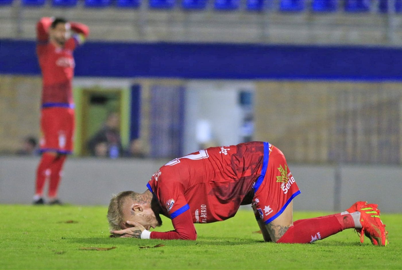 Sergio Gil se lamenta de una oportunidad marrada en Amorebieta. 