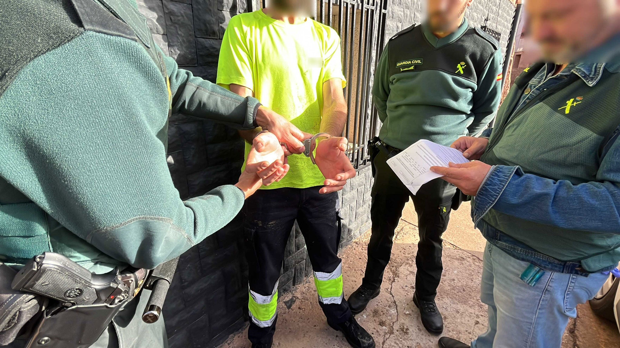 Imagen secundaria 1 - Detenidos dos hombres y desmantelado un laboratorio y punto de venta de droga en Alesanco