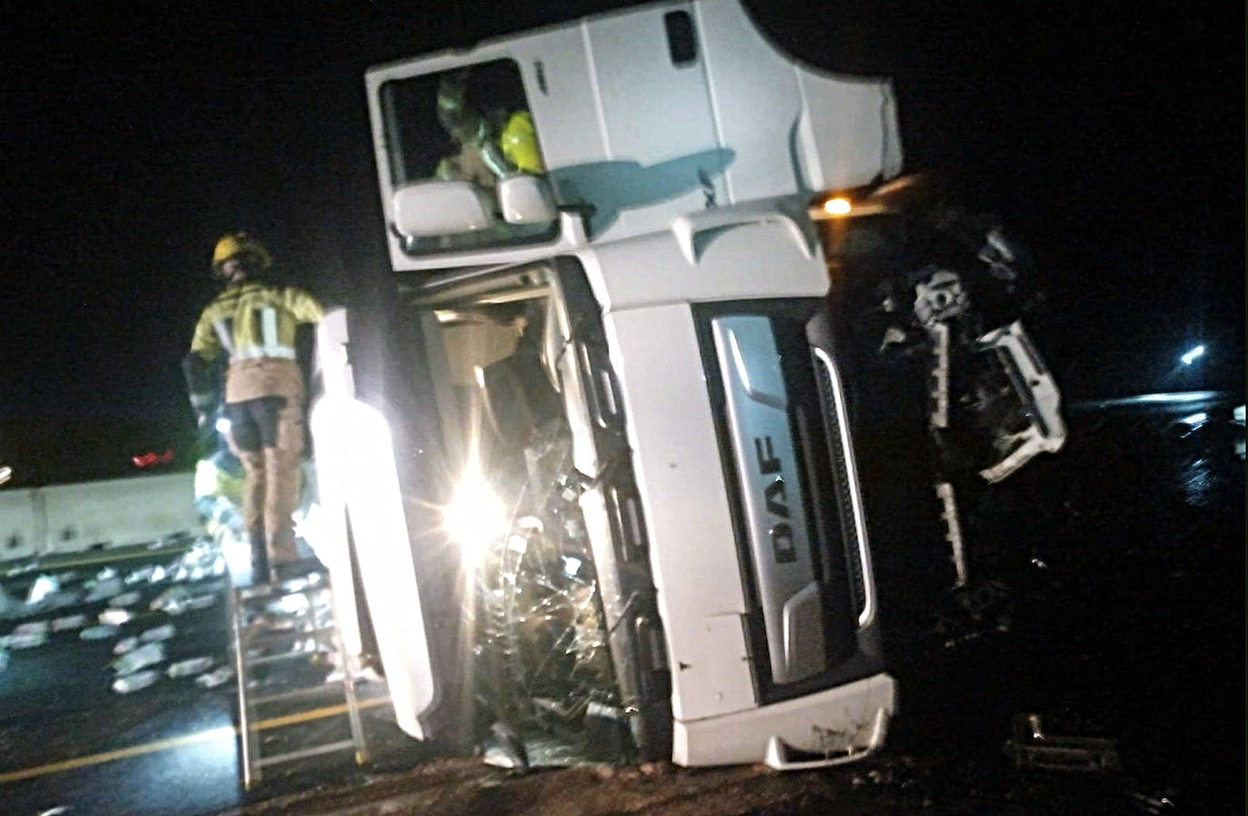 Fotos: Caos circulatorio por el vuelco de un camión en la LO-20