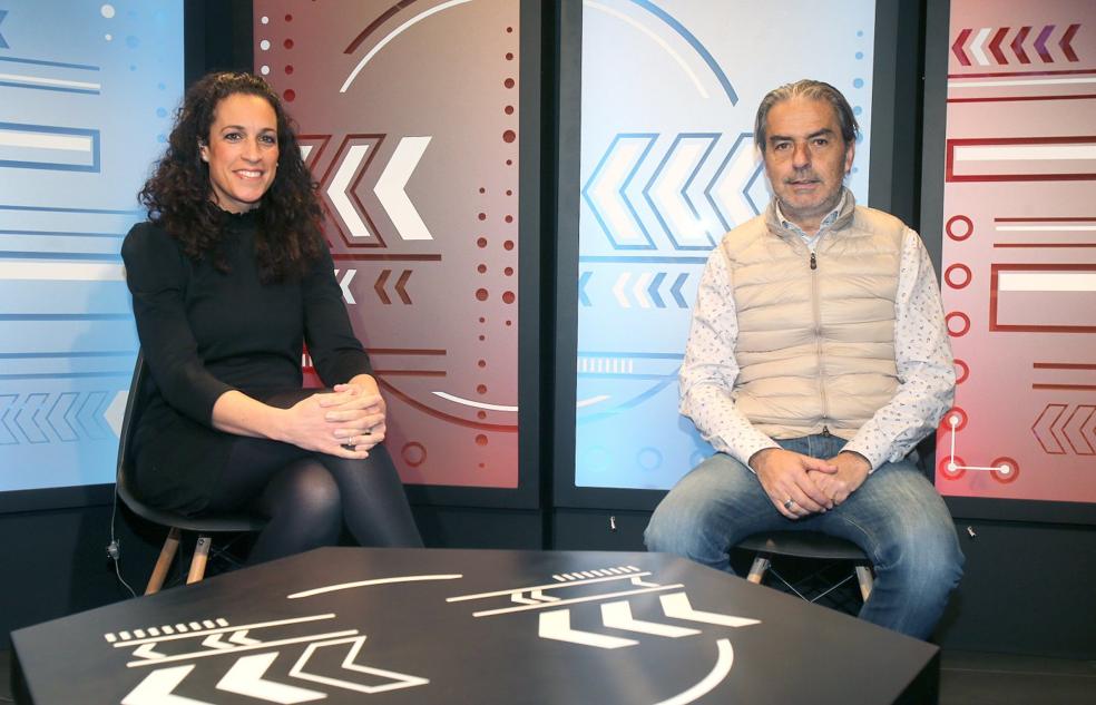 Natxo González junto a Nuria Jiménez antes de analizar en TVR sus primeros treinta días en la UD Logroñés. 