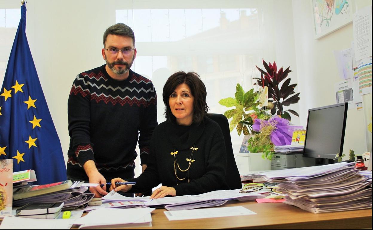 Enrique San Román y Ana Belén Martínez posan en el despacho de Alcaldía de Villamediana de Iregua. 