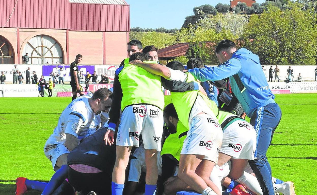 Los jugadores del Arnedo celebran su pase en la anterior eliminatoria ante el Atlético Baleares. 