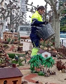 Imagen secundaria 2 - Operarios del Ayuntamiento arreglan el Belén