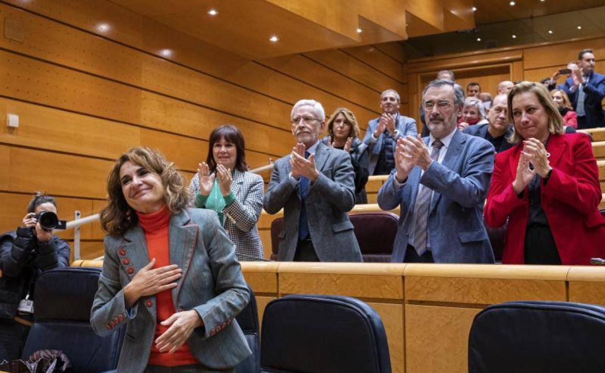 La ministra de Hacienda, María Jesús Montero, ayer en el Senado al aprobar los Presupuestos. 