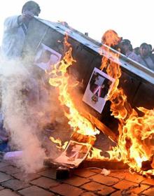 Imagen secundaria 2 - Simpatizantes de Pedro Castillo piden el cierre del Congreso durante una protesta en la Plaza de Armas de Cusco. El ministro de Exteriores mexicano, Marcelo Ebrard, comparece junto al presidente, Andrés Manuel López Obrador (al fondo). Un manifestante quema un ataúd con el nombre de la actual presidenta, Dina Boluarte.