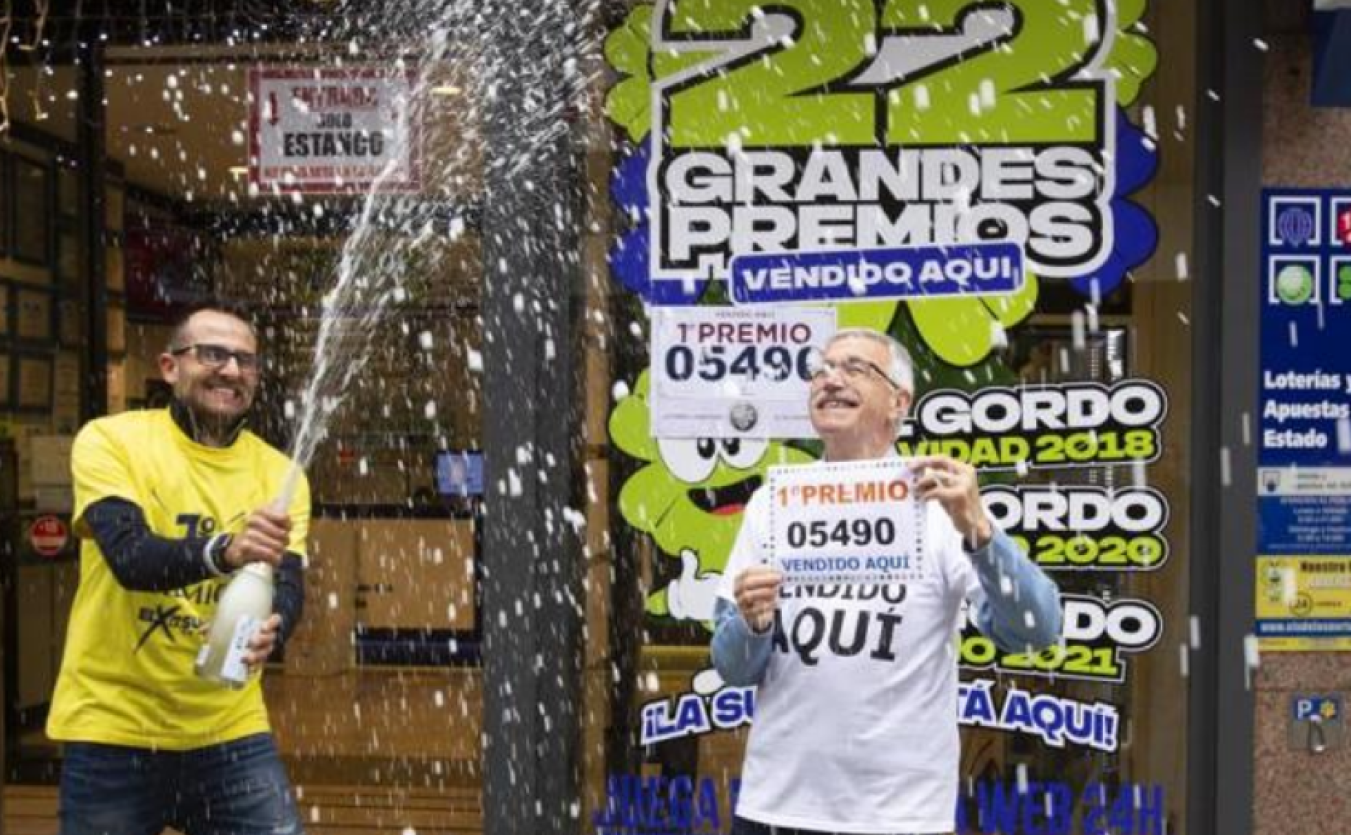 Trabajadores de la Administración nº 1 de O Porriño celebran el haber vendido décimos del 5.490