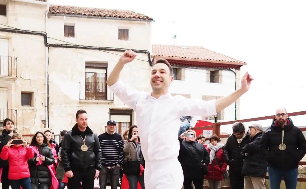 El baile de 'los brindis' el 23 de abril. 