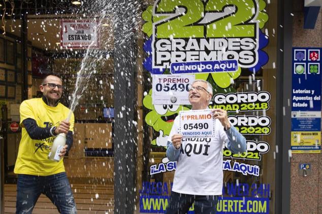 Trabajadores de la Administración nº 1 de O Porriño celebran el haber vendido décimos del 5.490