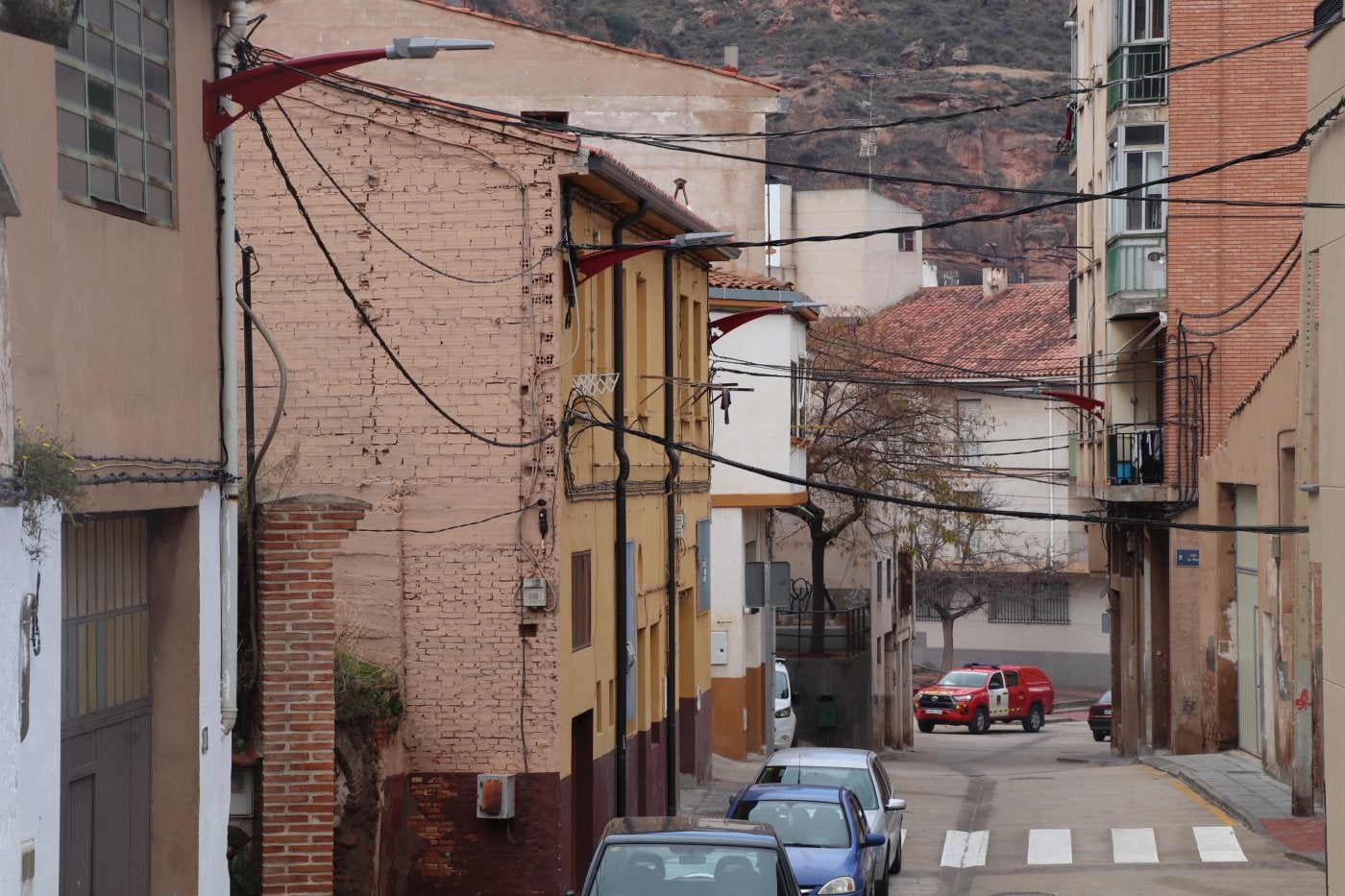 La nuevas farolas cuentan con el escudo de la ciudad del calzado. 