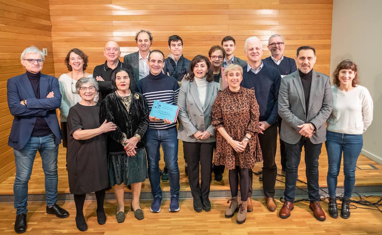 Victor Espuelas muestra su premio rodeado por la familia Lumbreras, el jurado, organizadores y autoridades. 