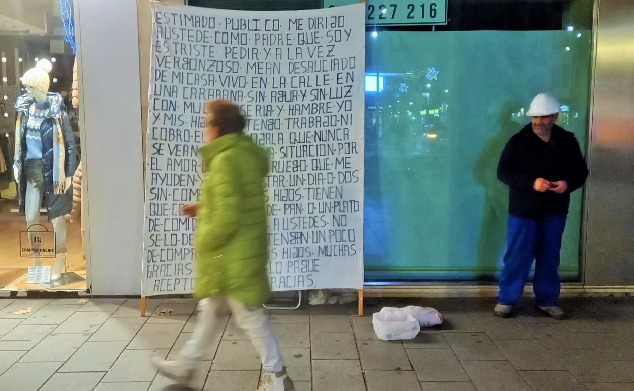 Jorge, con su gran pancarta, en la Gran Vía.