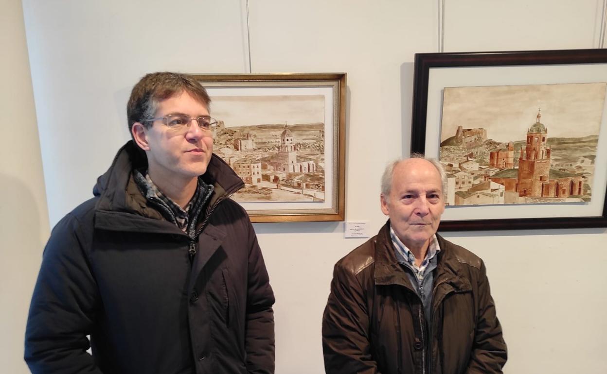 El párroco Javier Martín y el autor Alejandro Espiga, en la exposición. 